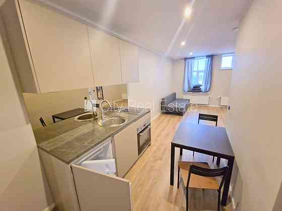 Здание во дворе, реновированный дом, закрытый двор, вход с улицы и со двора, Rīga