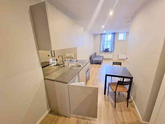 Здание во дворе, реновированный дом, закрытый двор, вход с улицы и со двора, Rīga