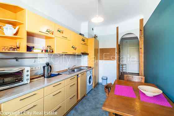 Фасадный дом, реновированный дом, закрытый двор, вход с улицы, лестничная клетка Rīga