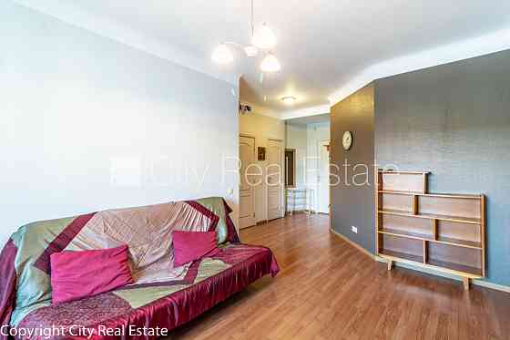 Фасадный дом, реновированный дом, закрытый двор, вход с улицы, лестничная клетка Rīga