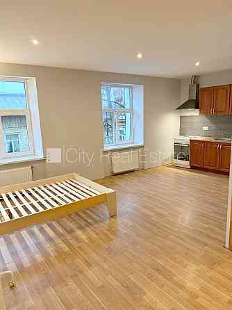 Здание во дворе, реновированный дом, закрытый двор, вход с улицы и со двора, Rīga