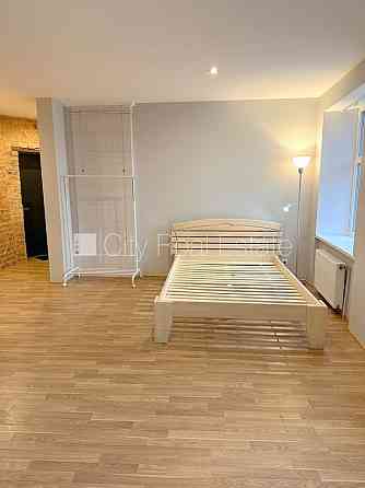 Здание во дворе, реновированный дом, закрытый двор, вход с улицы и со двора, Rīga