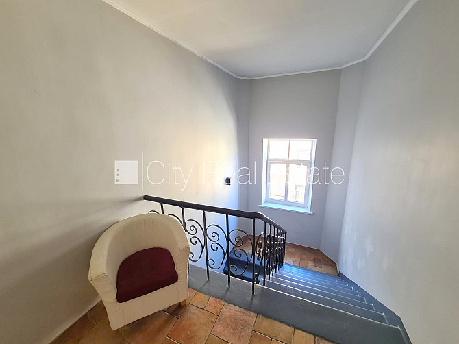 Fasādes māja, renovēta māja, slēgts pagalms, ieeja no pagalma, kāpņu telpa pēc kapitālā Rīga - foto 13