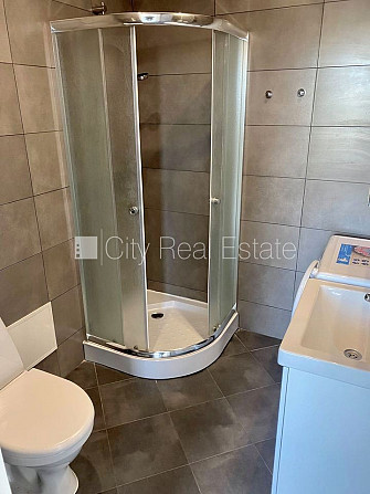 Fasādes māja, renovēta māja, ieeja no ielas, ir lifts, kāpņu telpa pēc kapitālā remonta, Rīga - foto 12