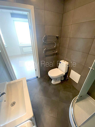 Fasādes māja, renovēta māja, ieeja no ielas, ir lifts, kāpņu telpa pēc kapitālā remonta, Rīga - foto 13