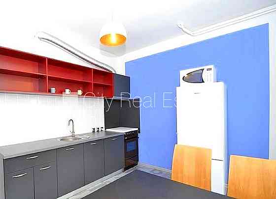 Фасадный дом, подъездная дорога покрыта брущаткoй, вход с улицы, окна выходят в Rīga