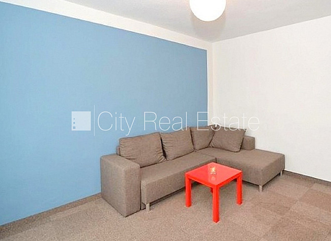 Fasādes māja, bruģēts piebraucamais ceļš, ieeja no ielas, logi vērsti mājas abās pusēs, Rīga - foto 4