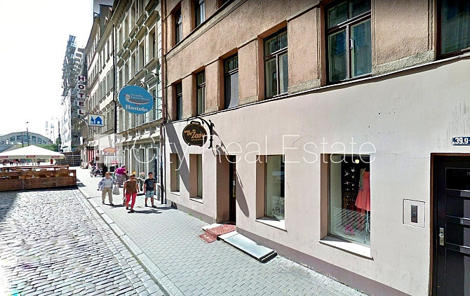 Fasādes māja, bruģēts piebraucamais ceļš, ieeja no ielas, logi vērsti mājas abās pusēs, Rīga - foto 11