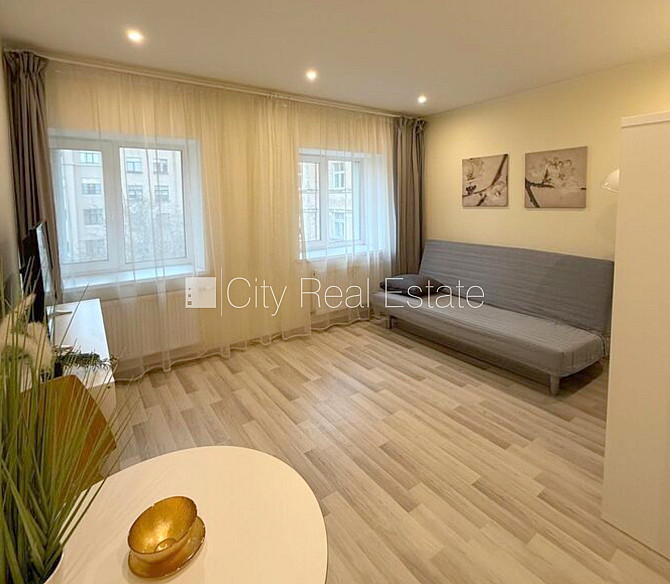 Pagalma ēka, renovēta māja, ieeja no pagalma, kāpņu telpa pēc kapitālā remonta, studio Rīga - foto 3