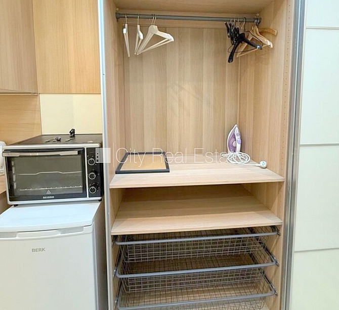 Pagalma ēka, renovēta māja, ieeja no pagalma, kāpņu telpa pēc kapitālā remonta, studio Rīga - foto 8