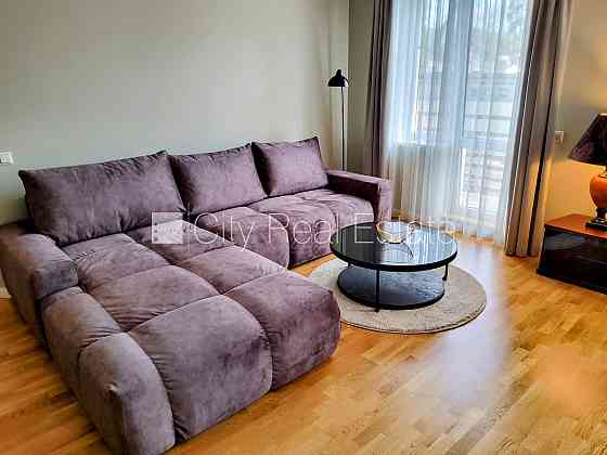 Новостройка, въездные ворота оснащены автоматической подъёмной системой, место Юрмала