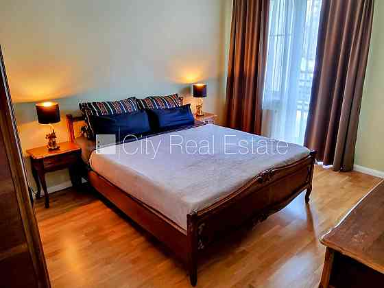 Новостройка, въездные ворота оснащены автоматической подъёмной системой, место Юрмала