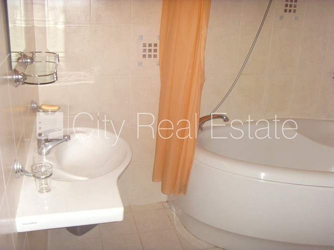 Fasādes māja, renovēta māja, objektu apsargā fiziskā apsardze, ieeja no ielas, mansards, ir Rīga - foto 9