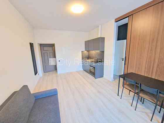 Фасадный дом, реновированный дом, закрытый двор, вход с улицы, лифт, лестничная Rīga