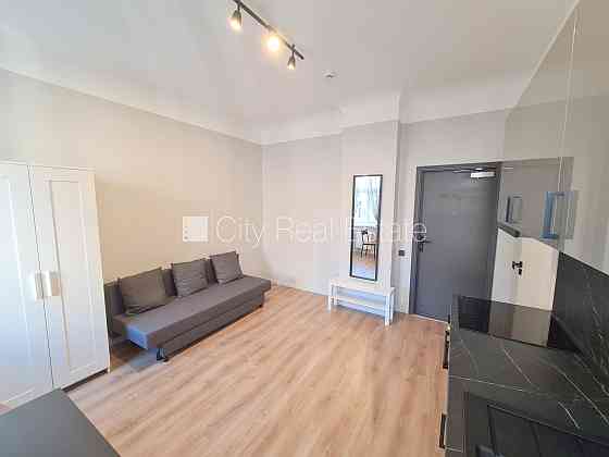 Здание во дворе, реновированный дом, закрытый двор, вход с улицы и со двора, лифт, Rīga