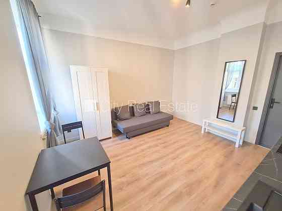 Здание во дворе, реновированный дом, закрытый двор, вход с улицы и со двора, лифт, Rīga