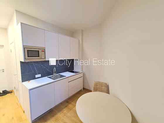 Здание во дворе, реновированный дом, закрытый двор, вход с улицы и со двора, лифт, Rīga