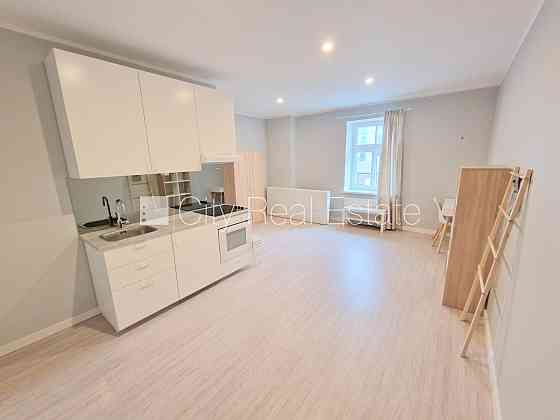 Фасадный дом, реновированный дом, закрытый двор, вход с улицы, лестничная клетка Rīga