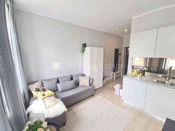 Здание во дворе, фасадный дом, вход с улицы, лестничная клетка после капитального Rīga