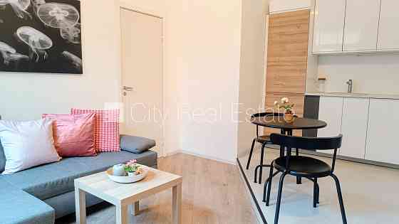 Здание во дворе, реновированный дом, закрытый двор, вход с улицы и со двора, Rīga