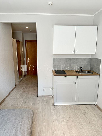 Fasādes māja, renovēta māja, ieeja no pagalma, kāpņu telpa pēc kosmētiskā remonta, studio Rīga - foto 9