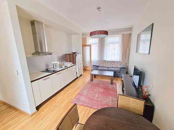 Фасадный дом, вход с улицы, лифт, количество спален 1 шт., высокие потолки, газовое Rīga