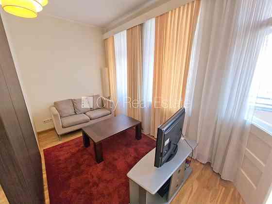 Фасадный дом, вход с улицы, лифт, лестничная клетка после капитального ремонта, Rīga