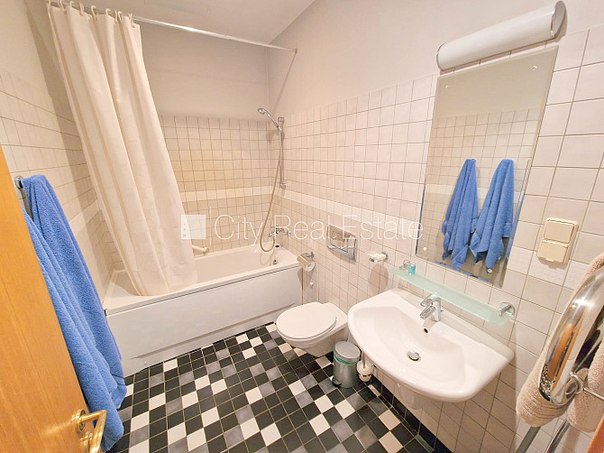 Fasādes māja, ieeja no ielas, ir lifts, kāpņu telpa pēc kapitālā remonta, balkons, logi Rīga - foto 19