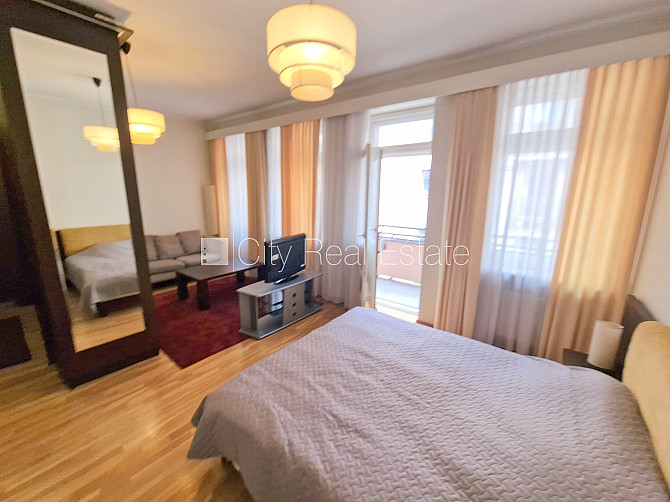 Fasādes māja, ieeja no ielas, ir lifts, kāpņu telpa pēc kapitālā remonta, balkons, logi Rīga - foto 1