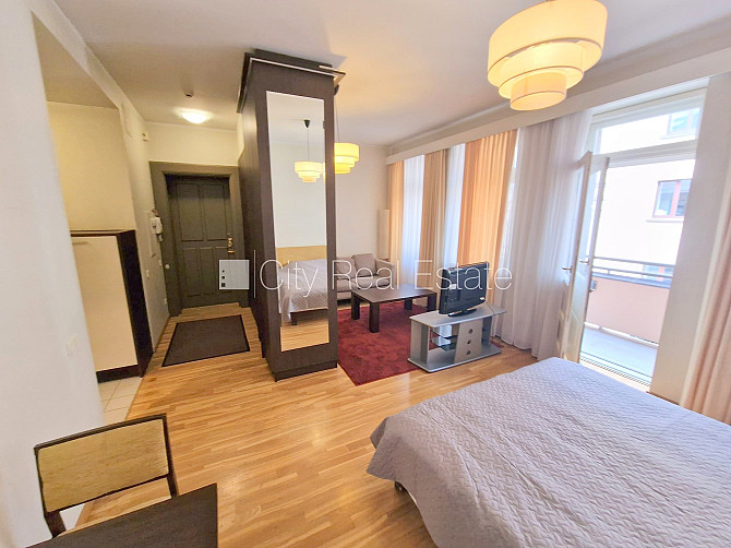 Fasādes māja, ieeja no ielas, ir lifts, kāpņu telpa pēc kapitālā remonta, balkons, logi Rīga - foto 2