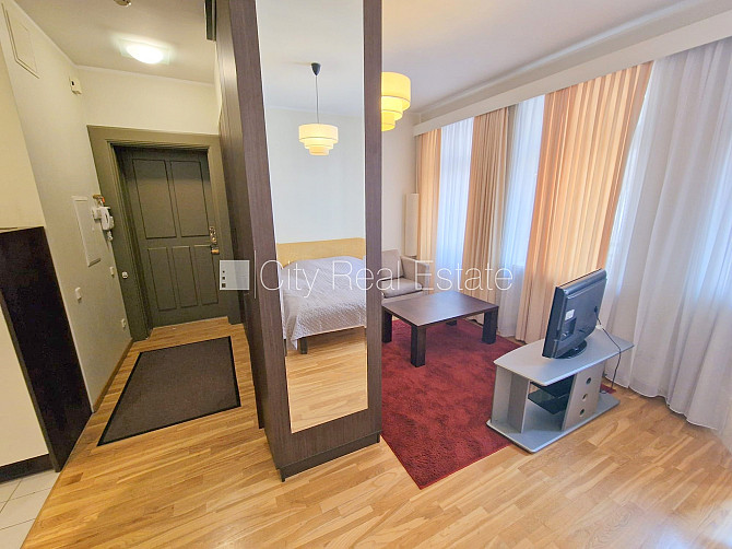 Fasādes māja, ieeja no ielas, ir lifts, kāpņu telpa pēc kapitālā remonta, balkons, logi Rīga - foto 3