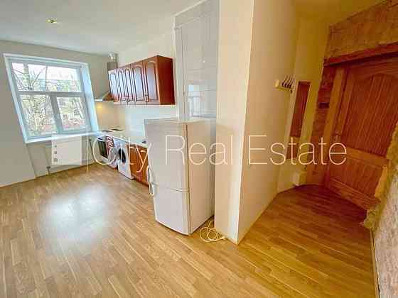 Здание во дворе, реновированный дом, закрытый двор, вход со двора, лестничная Rīga