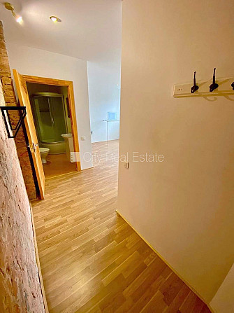 Pagalma ēka, renovēta māja, slēgts pagalms, ieeja no pagalma, kāpņu telpa pēc kosmētiskā Rīga - foto 6