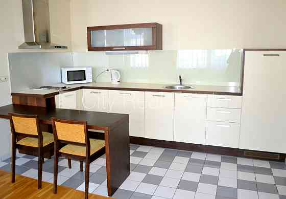 Фасадный дом, реновированный дом, вход с улицы, лифт, лестничная клетка после Rīga