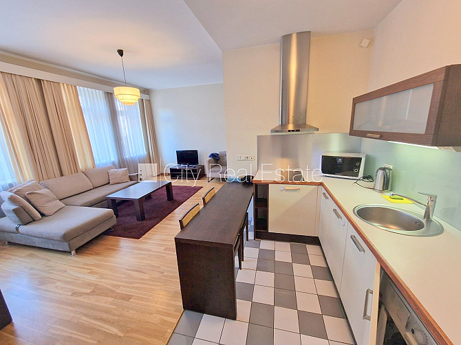 Fasādes māja, renovēta māja, ieeja no ielas, ir lifts, kāpņu telpa pēc kapitālā remonta, Rīga - foto 1