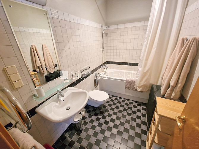 Fasādes māja, renovēta māja, ieeja no ielas, ir lifts, kāpņu telpa pēc kapitālā remonta, Rīga - foto 12