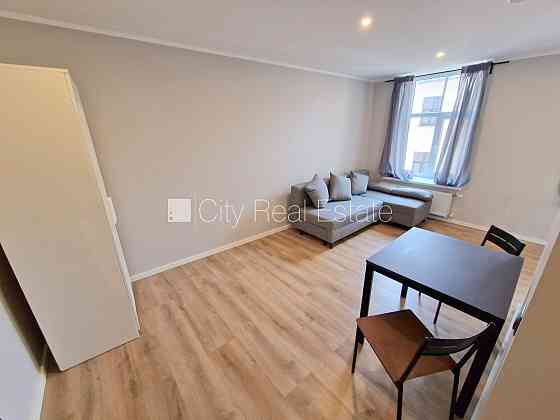 Здание во дворе, реновированный дом, закрытый двор, вход с улицы и со двора, Rīga