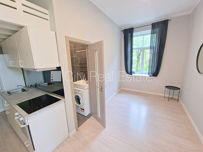 Pagalma ēka, renovēta māja, slēgts pagalms, ieeja no pagalma, kāpņu telpa pēc kapitālā Rīga - foto 15