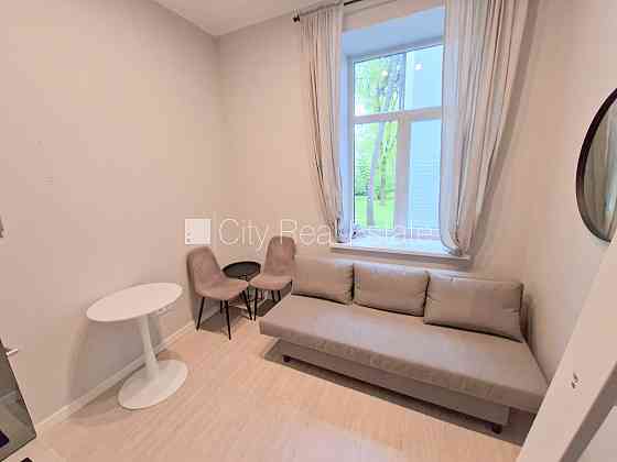 Фасадный дом, реновированный дом, закрытый двор, вход с улицы, лестничная клетка Rīga