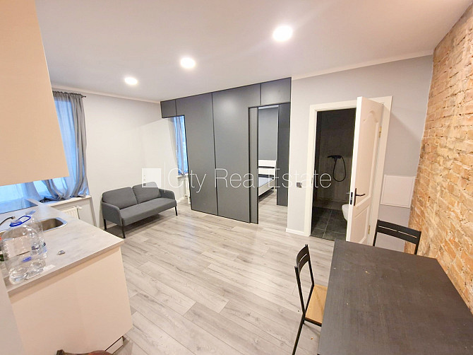 Pagalma ēka, renovēta māja, labiekārtots apzaļumots pagalms, ieeja no ielas, kāpņu telpa Rīga - foto 1