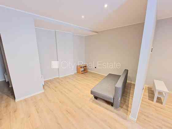 Здание во дворе, реновированный дом, закрытый двор, вход с улицы и со двора, окна Rīga