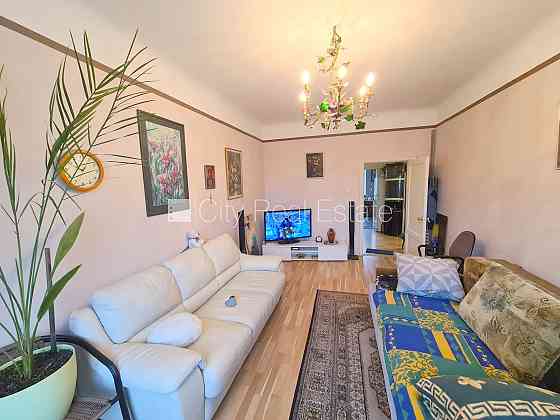 Земля в собственности, фасадный дом, закрытый двор, место для машины, вход со Рига