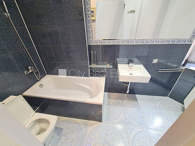 Fasādes māja, renovēta māja, objektu apsargā fiziskā apsardze, ieeja no pagalma, kāpņu Rīga - foto 14