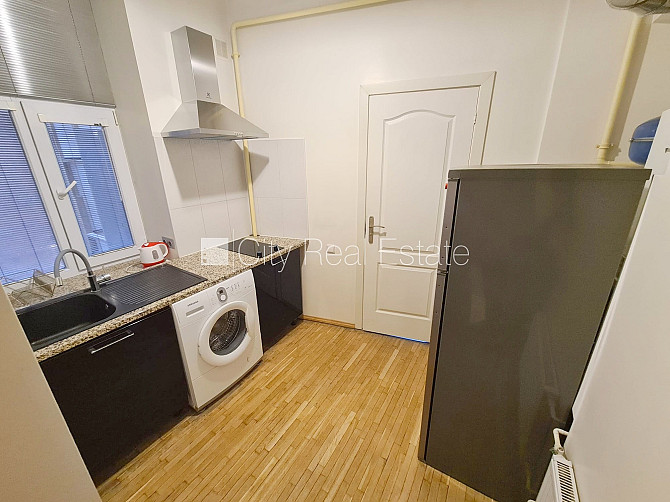 Fasādes māja, renovēta māja, objektu apsargā fiziskā apsardze, ieeja no pagalma, kāpņu Rīga - foto 9