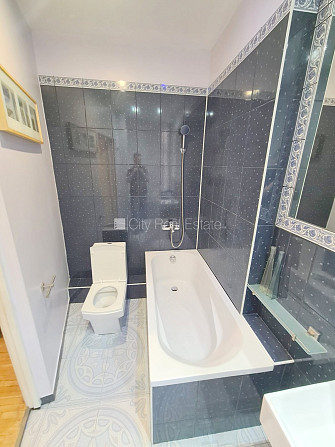 Fasādes māja, renovēta māja, objektu apsargā fiziskā apsardze, ieeja no pagalma, kāpņu Rīga - foto 17