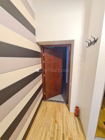 Fasādes māja, renovēta māja, objektu apsargā fiziskā apsardze, ieeja no pagalma, kāpņu Rīga - foto 19