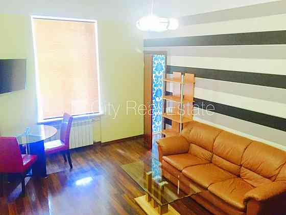 Проект - Aleksandra Čaka 33 (Александра Чака 33), дом во дворе, благоустроенный озеленённый Rīga