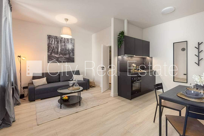 Fasādes māja, renovēta māja, slēgts pagalms, ieeja no ielas un pagalma, kāpņu telpa pēc Rīga - foto 1