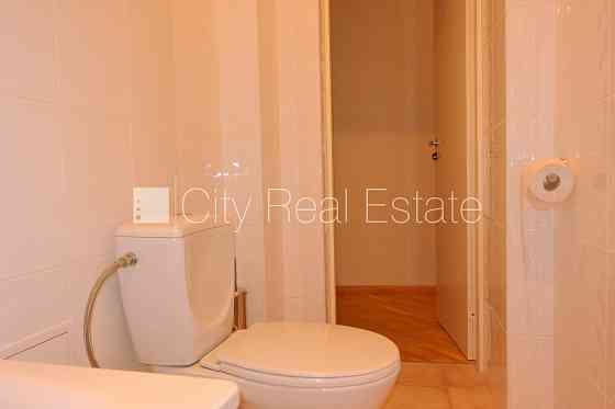 Фасадный дом, реновированный дом, закрытый двор, вход с улицы, лестничная клетка Rīga