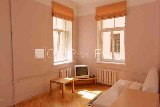 Фасадный дом, реновированный дом, закрытый двор, вход с улицы, лестничная клетка Rīga